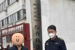 男子公司倒閉后賣橘子，600斤賣不掉，一氣之下扔了一地