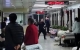 男子情緒崩潰在醫(yī)院走廊連扇耳光，滿滿的無(wú)力感看了很...