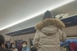 湖南：女子穿羽絨服配短褲坐高鐵回家，網(wǎng)友：上面很熱...
