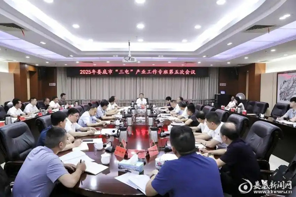 曾超群：堅定不移推動婁底產(chǎn)業(yè)轉(zhuǎn)型升級邁上新臺階